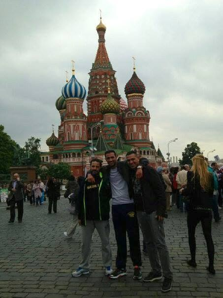 بَدر هَری (نفر وسط) همراه با همراهانش در میدان سرخ مسکو